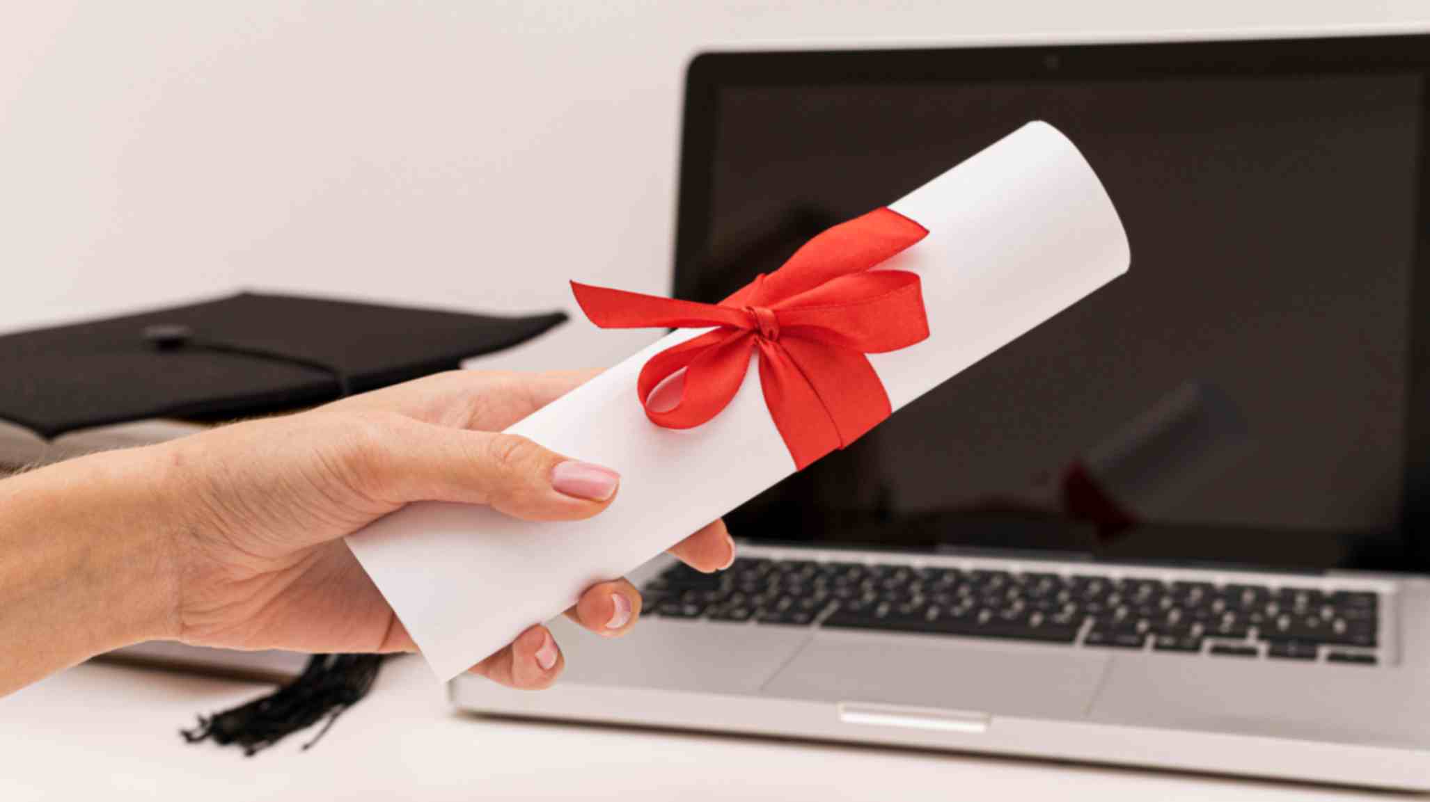 jpeg-optimizer_graduation-diploma-certificate-laptop