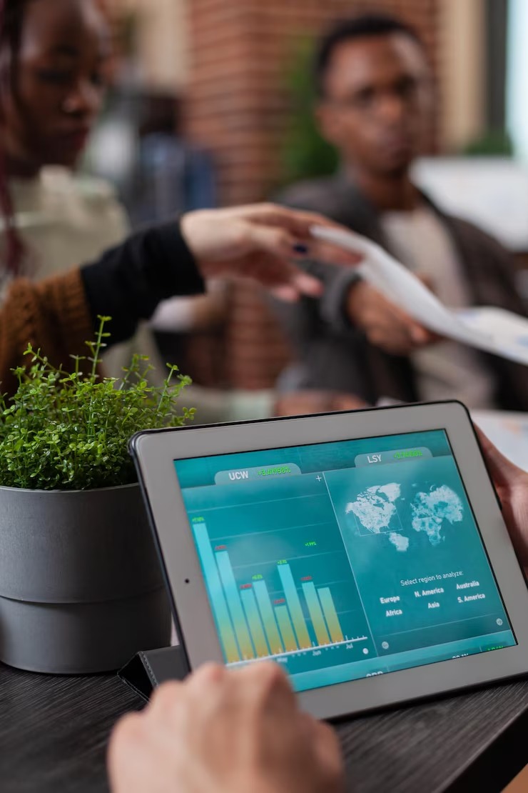 imgi_42_closeup-entrepreneur-holding-tablet-computer-with-marketing-statistics-screen-multiethnic-businesspeople-working-marketing-project-sha
