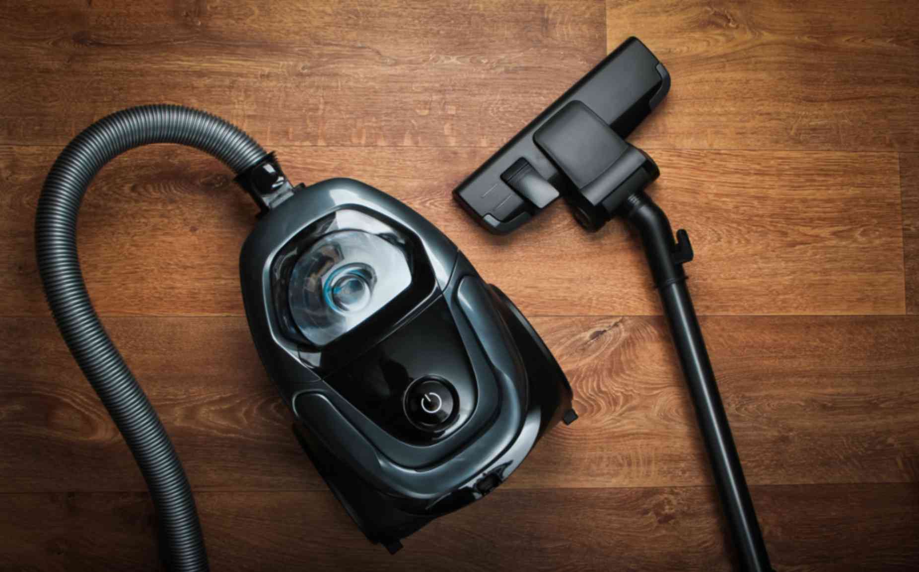 jpeg-optimizer_vacuum-cleaner-wooden-floor