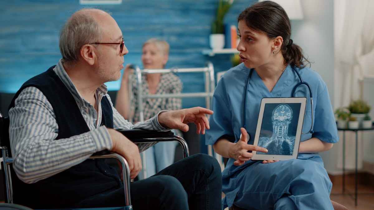 medical-assistant-holding-tablet-with-x-ray-scan-checkup (1)
