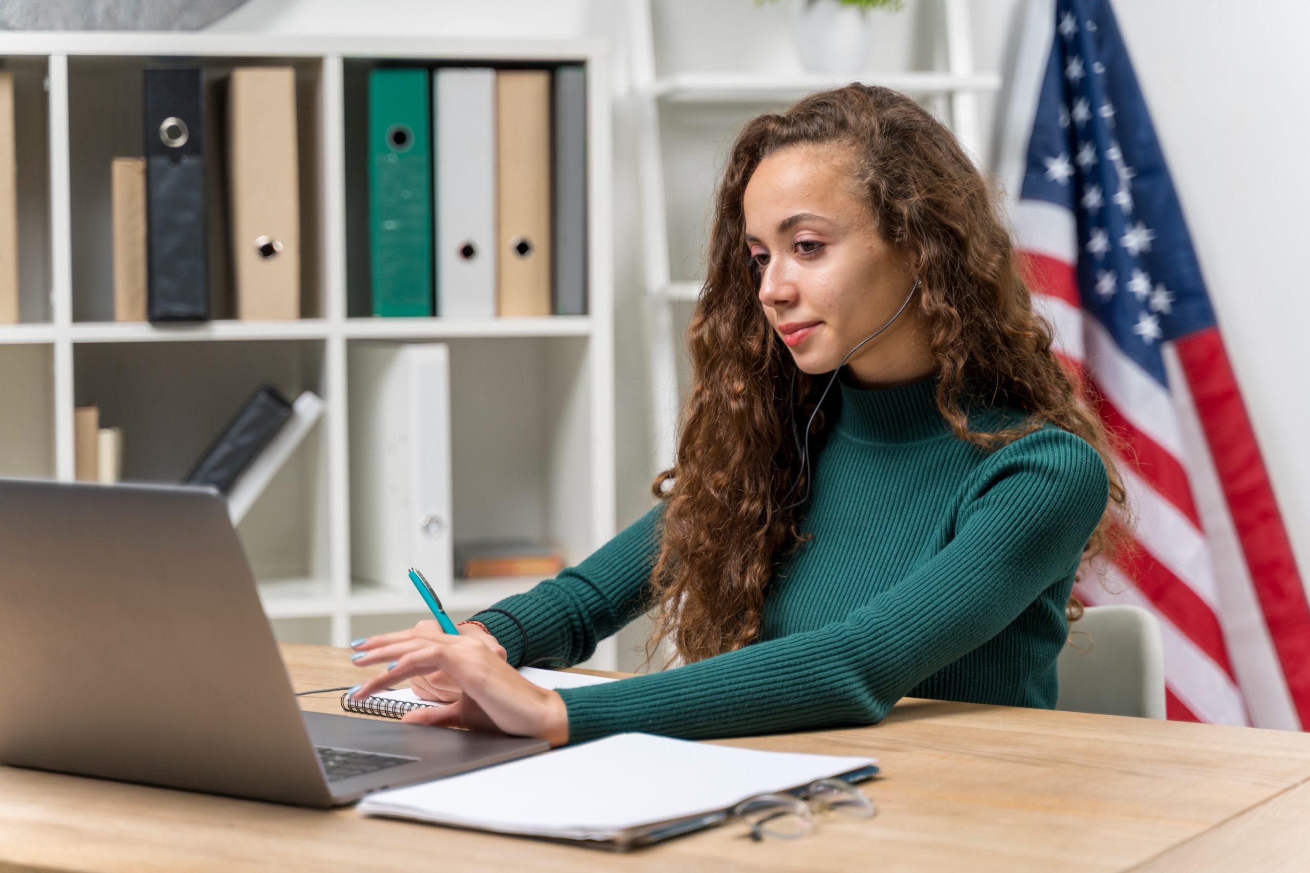 medium-shot-girl-with-headphones-laptop-indoors (1) (1)