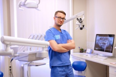 portrait-handsome-dentist-wearing-blue-uniform-standing-dentist-clinic-looking-camera (1) (1) (1) (1) (1) (1) (1)