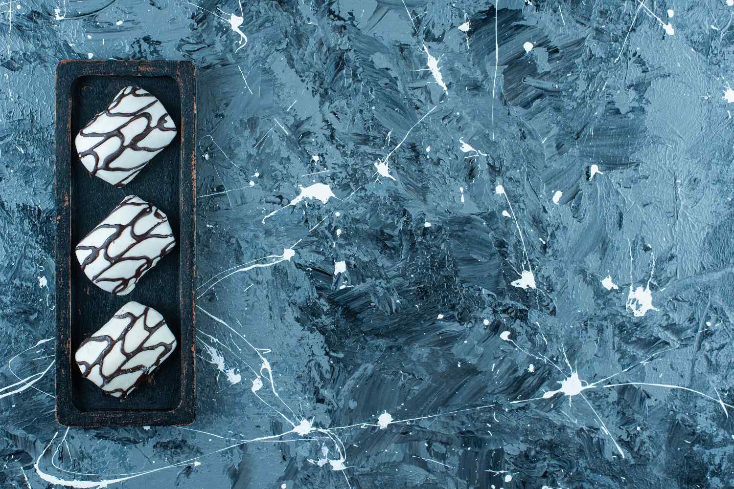 u10544-candies-wooden-plate-blue-table-1