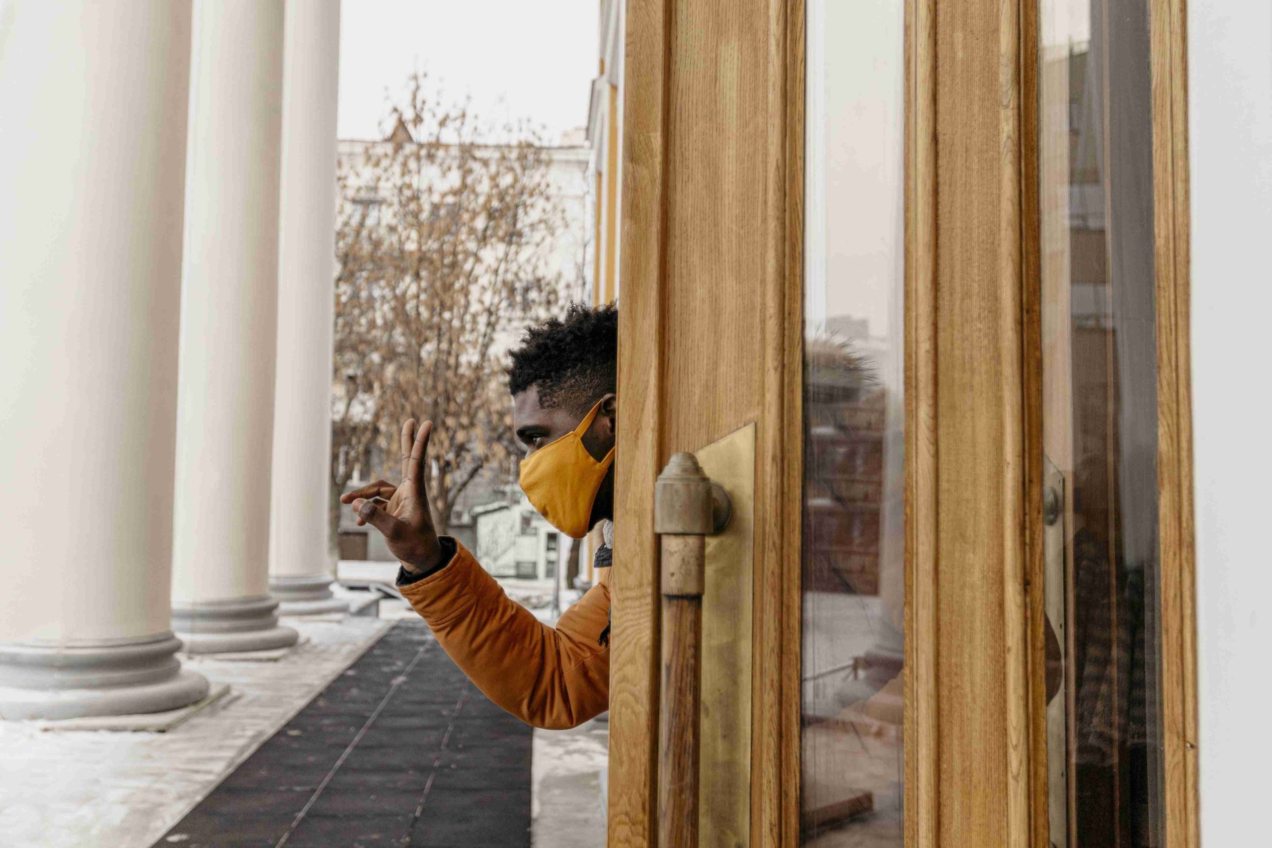 u10606-medium-shot-man-wearing-mask-1