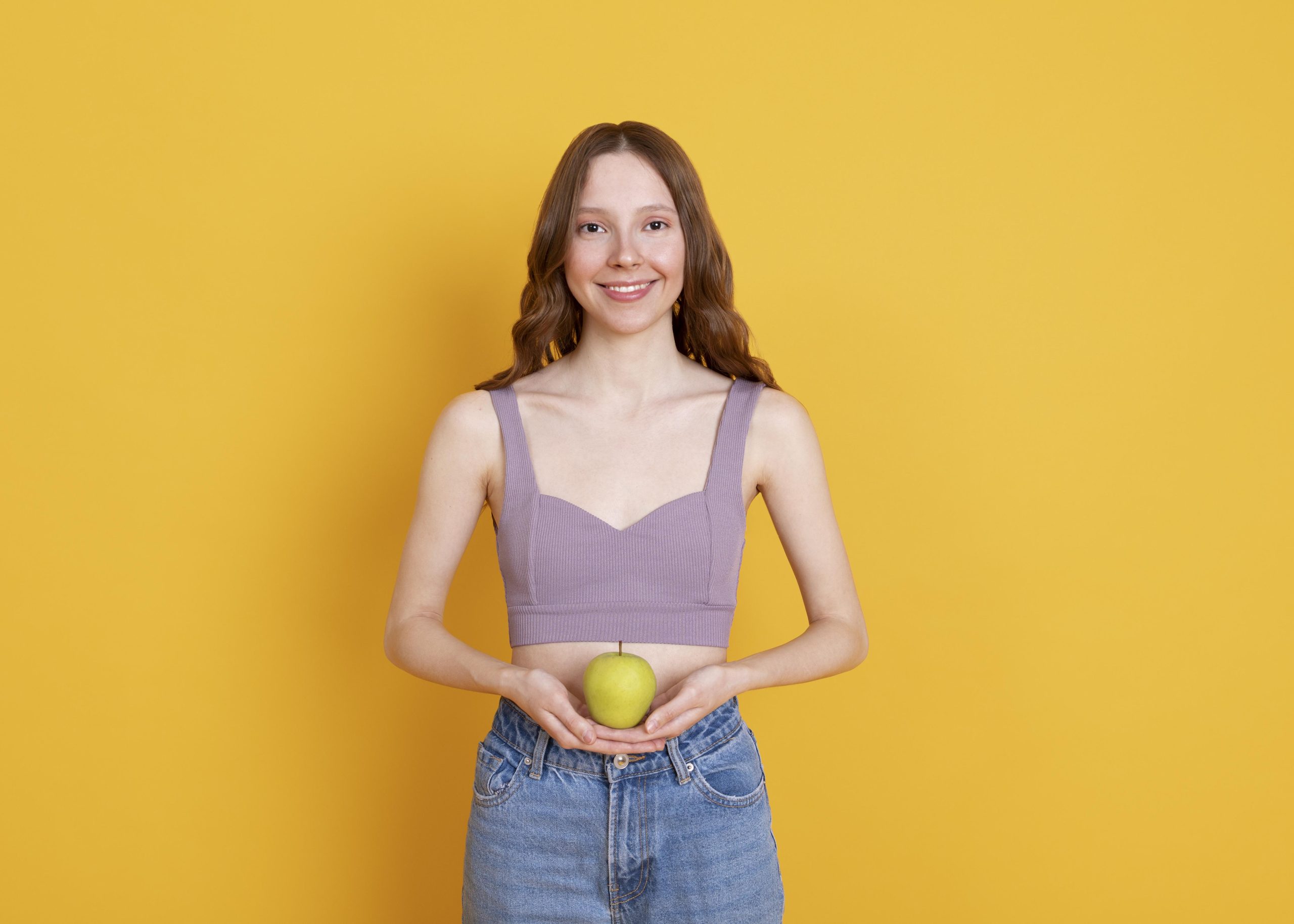 u4943-medium-shot-smiley-woman-holding-apple
