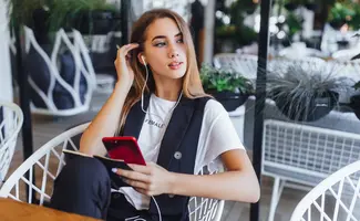 u11147-084394200_1724724657-blonde-stylish-girl-working-office